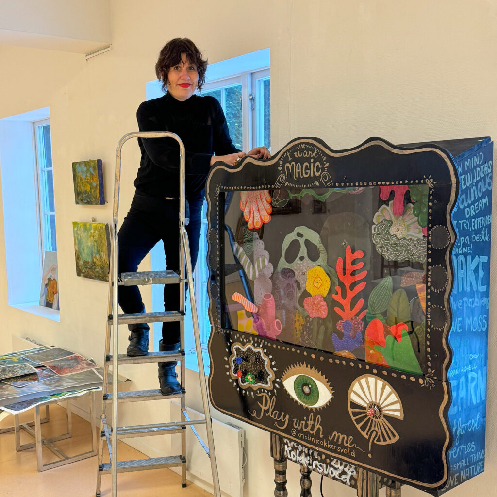 Kristin Kokkersvold setter opp dioramaet sitt